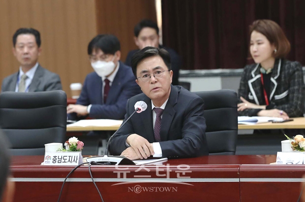 김태흠 충남지사가 3월 17일 충남도청 대회의실에서 도내 28개 대학 총·학장, 임직원들과 정부의 ‘고등교육정책 권한 지방이양’ 등과 관련 충남의 고등교육 발전방안에 대해 논의하고 현안청취 및 소통하는 시간을 가졌다.