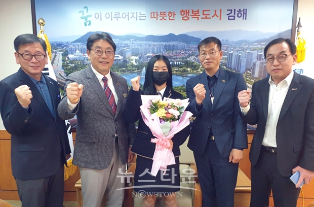 홍태용 김해시장이 지난 3월 17일 시장실에서 신 선수와 신 선수의 아버지를 만나 그간의 노력을 격려하고 4관왕 수상을 축하했다. 신 선수는 13세 이하부 알파인스키 슈퍼대회전, 대회전, 복합, 회전에서 4개 금메달을 획득했다.
