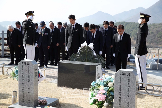 김태흠 충남지사가 3월 21일 제8회 서해수호의 날을 맞아 국립대전현충원을 방문해 연평해전 전사자 묘역과 천안함 46용사 묘역을 참배했다. 김 지사는 김기영·전형식 행정·정무부지사, 도 실·국장, 도내 보훈단체장 등 20여 명과 함께 현충탑에 헌화·분향했다.