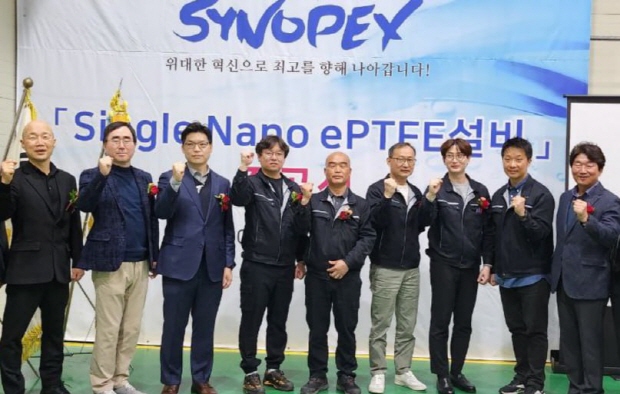 시노펙스 단체사진(왼쪽부터 손경익 대표이사, 정민재 부사장, 석유민 상무, 맨오른쪽 황지호 부회장)
