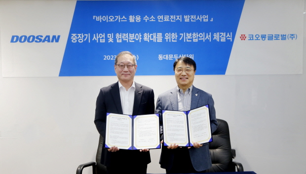 행사가 끝나고 두산퓨얼셀 정형락 대표이사(왼쪽)가 코오롱글로벌 김정일 대표이사와 기념사진을 촬영하고 있다.