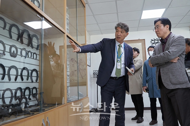 박경귀 아산시장이 지난 3월 25일 공공 승마장(가칭 이순신 승마장) 건립과 관련해 한국마사회를 방문했다. 박 시장은 마사회 운영현황을 청취하고, 관련 시설(승마장, 마사, 동물병원 등)을 견학했다.