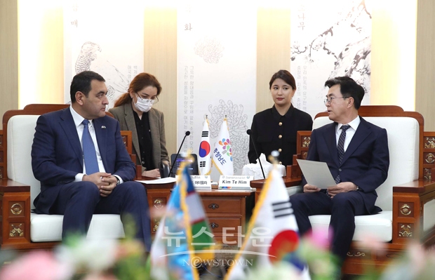 3월 27일 충청남도가 우즈베키스탄 페르가나주와 우호교류협력 협약을 체결하고 중앙아시아권과 교류협력을 위한 초석을 마련했다. 김태흠 충남지사와 보자로프 하이룰라 주지사는 접견 자리에서 한국어 기초 능력을 갖춘 직업 재교육 인력을 도에 파견하는 등 인적 교류를 추진하기로 했다.