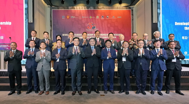 지난 24일 서울 중구 앰배서더 풀만 호텔에서 열린 ‘수교 50주년 기념 한-인니 경제협력포럼’이 열렸다. 루훗 빈사르 판자이탄 해양투자조정장관, 부디 구나디 사디칸 보건부장관, 간디 술리스티얀토 주한 인도네시아 대사 등 인도네시아 고위급 인사들이 참여했다.