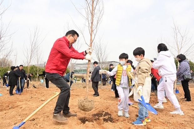 이재호 연수구청장이 나무를 심고 있다,