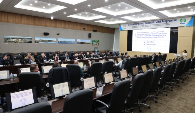 IAEA 과학기술방문 행사 참가자들이 한수원 본사에서 한수원에 대한 소개를 듣고 있다