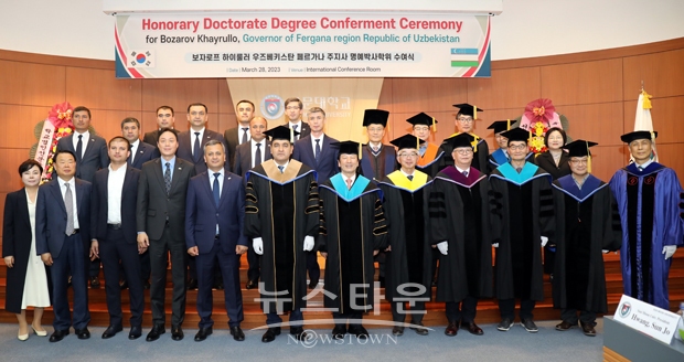 선문대학교가 3월 28일 국제회의실에서 보자로프 하이룰러(사진/중앙) 우즈베키스탄 페르가나 주지사에게 명예 경영학 박사 학위를 수여했다. 보자로프 하이룰러 주지사는 2020년부터 페르가나 주지사로 취임한 이후 한국과 우즈베키스탄 간 교류를 위해 노력해왔다.