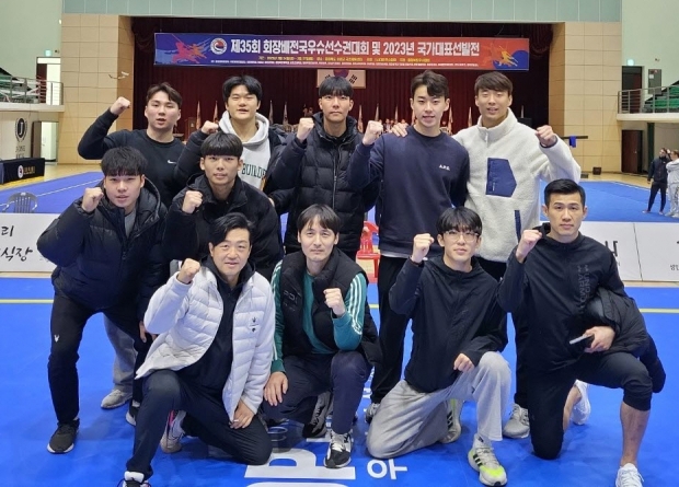 지난 27일 충북 보은국민체육센터에서 열린 2023년 국가대표 선발전에서 경주시청 직장경기운동부 선수들이 경기 전 기념촬영을 하고 있다.