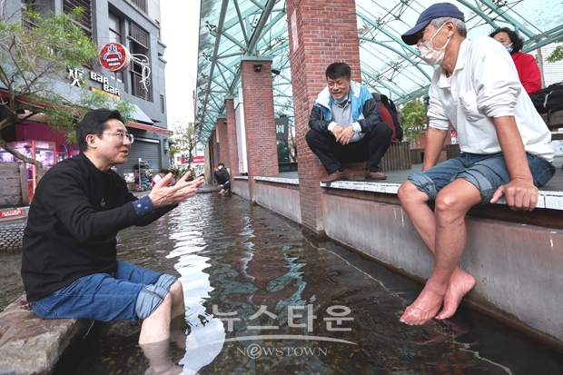 박경귀 아산시장이 대만 자오시 곳곳에 위치한 무료 족욕 시설을 둘러보고, 이를 이용 중인 현지 관광객들과 대화를 나누며 아산시에 접목 가능한 아이디어를 공유했다.