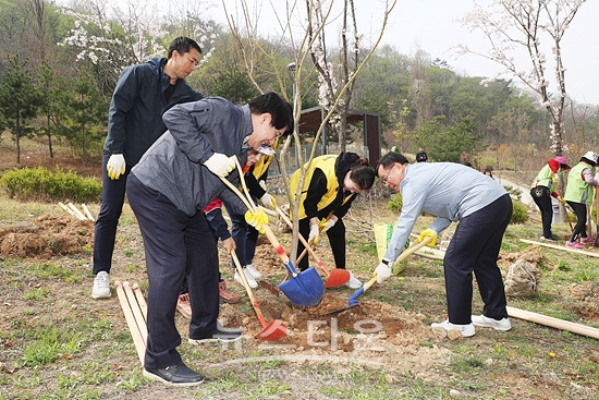 창원특례시는 제78회 식목일을 맞아 나무심기 행사를 가졌다(사진=창원시)