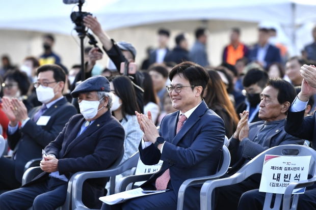 3월 31일 김포시 고촌읍 아라마리나 문화광장에서 열린 ‘제25회 김포시민의 날’ 행사. 많은 시민이 축제를 즐기기 위해 행사장을 찾았다.