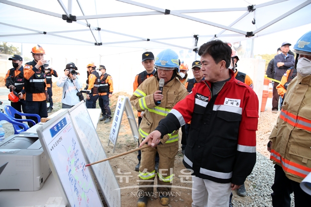 충청남도가 4월 2일 오후 4시 56분 재난안전대책본부장 명의로 도청 전 직원에게 홍성군 서부면사무소로 즉시 집결하라는 내용의 문자를 발송했다. 사진) 김태흠 충남지사가 산불 재난안전대책본부에서 진두지휘하고 있는 모습