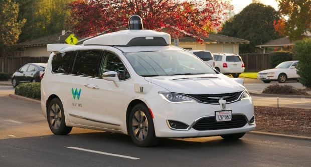 웨이모의 자율주행차(로봇택시)가 샌프란시스코 거리에서 시험 운행 중. 사진 : 위키피디아