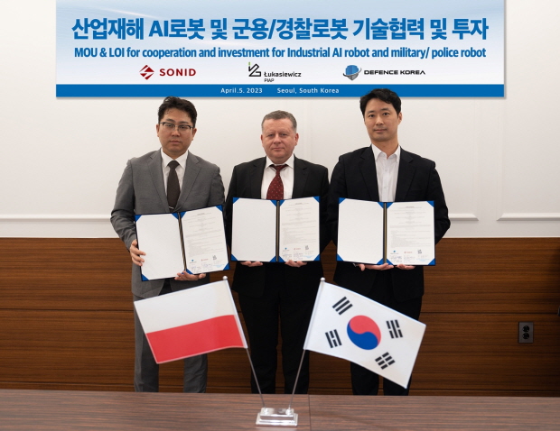 [사진자료] 좌측부터 소니드 김명관 이사, 폴란드 국영연구소 피아프 피오트르 신카르치크(Piotr Szynkarczyk) 총괄, 디펜스코리아 최성훈 대표가 기념촬영을 하고 있다.
