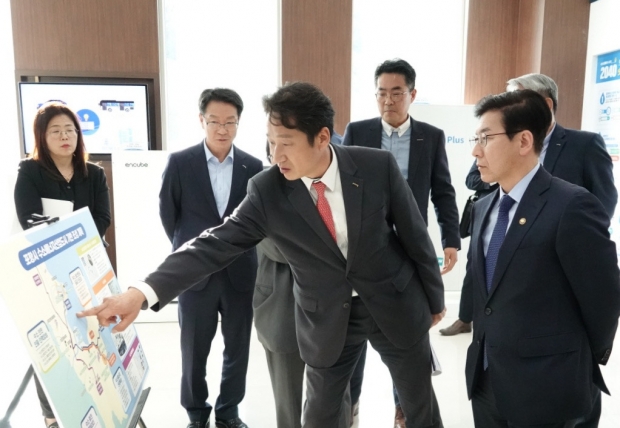김남일 포항시 부시장은 7일 포항테크노파크에 소재한 수소연료전지 인증센터를 방문한 최상대 기획재정부 2차관을 만나 연료전지 산업의 최적지인 포항의 수소연료전지 발전클러스터 구축사업에 대한 중앙정부의 적극적인 지원을 건의했다.