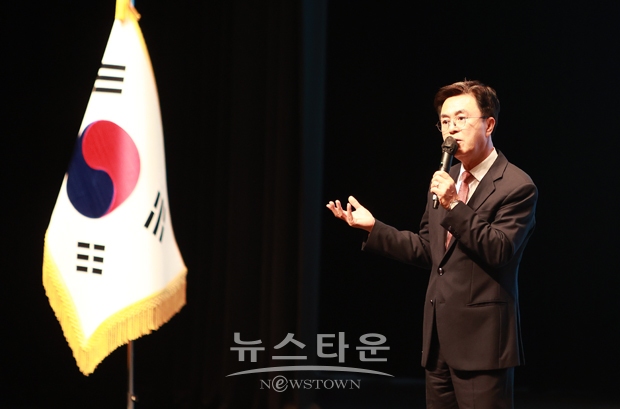 김태흠 충남지사가 4월 10일 민선8기 2년 차 시·군 방문 첫 일정으로 청양군을 찾았다. 이날 청양문화예술회관에서 진행한 군민과의 대화, 언론인 간담회를 통해 청양이 지속가능한 발전을 하기 위해서는 청년이 들어와야 한다고 강조했다.