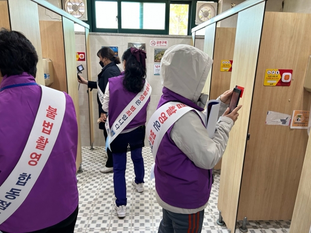 지난 8일 민‧관‧경 합동점검반을 구성해 황성공원 내 공중화장실을 대상으로 불법촬영 카메라 합동점검을 실시했다