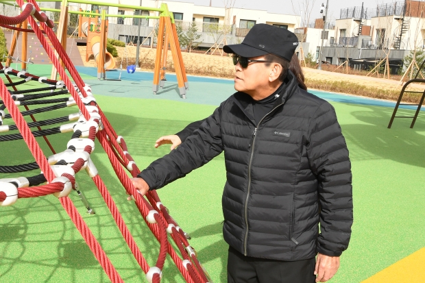 유천호 강화군수가 갑룡공원 어린이공원 현장을 확인하고 있다.