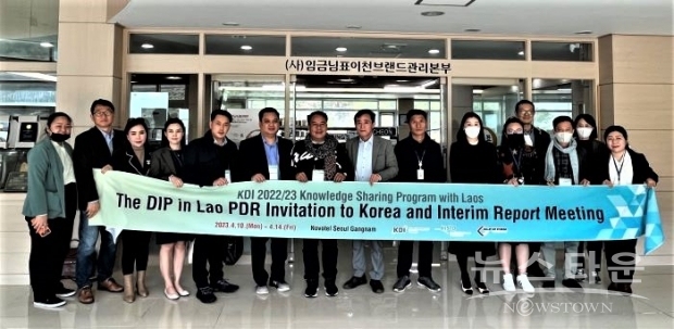 라오스 산업부(DIP) 특허관련 공무원들이 12일 (사)임금님표이천브랜드관리본부를 방뭉해 기년촬영에 임하고 있다. /이천시<br>