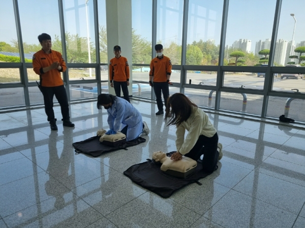 포항시는 12일 양덕정수장에서 포항북부소방서 장량119안전센터와 합동으로 소방 훈련 및 심폐소생술 교육을 실시했다.