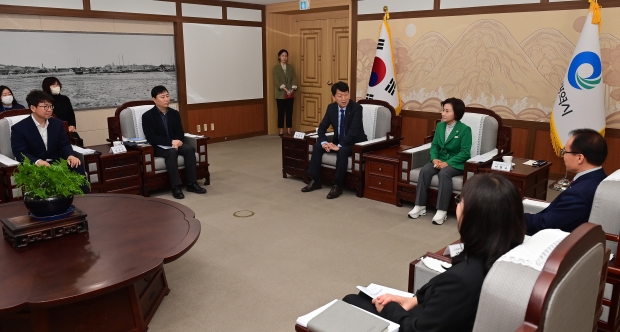 이행숙 문화복지정무부시장이 17일 시청 대접견실에서 열린 '피해장애아동쉼터 설치 관련 협약 체결식'에서 참석자들과 환담을 하고 있다.