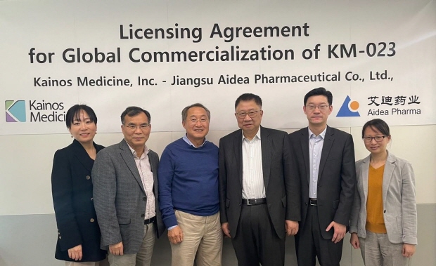 왼쪽부터 카이노스메드 고수영 사업개발본부장&이사, 이재문 사장, 이기섭 대표이사&회장, Jiangsu Aidea Heliang Fu 대표이사&회장, Ke Yu CFO, Irene Wang 사업개발 부사장