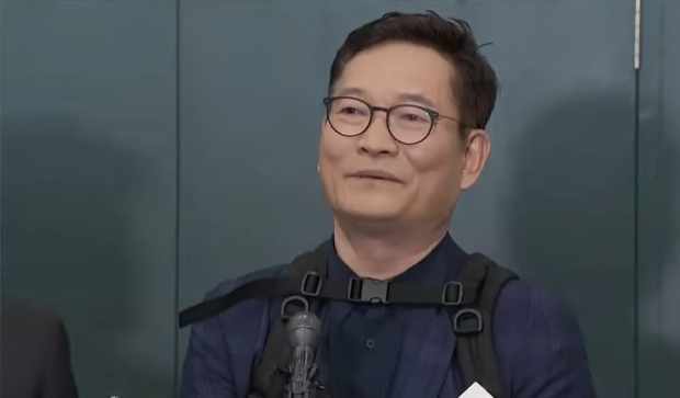 인천국제공항에서 기자들의 질문에 답변 중인 송영길 전 더불어민주당 대표/YTN