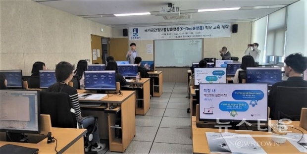 24일 수원시 공직자들이 교육을 받고 있다. /수원시<br>