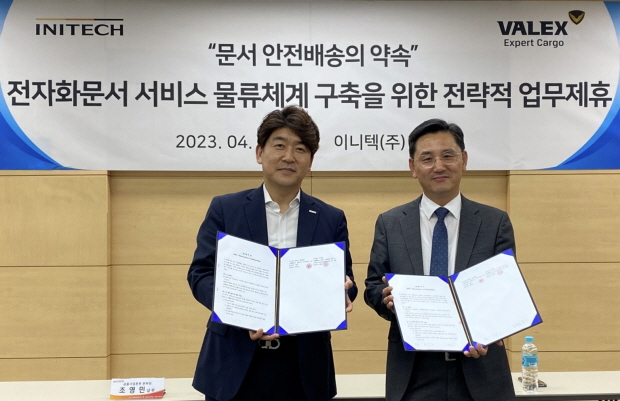 KT그룹의 금융보안 전문기업 이니텍이 지난 14일 본사 사옥에서 발렉스와 전자화문서 서비스 물류체계 구축을 위한 업무 협약을 체결했다.(왼쪽부터 이니텍 금융사업본부 조영민 본부장, 발렉스 영업본부 안병희 본부장)