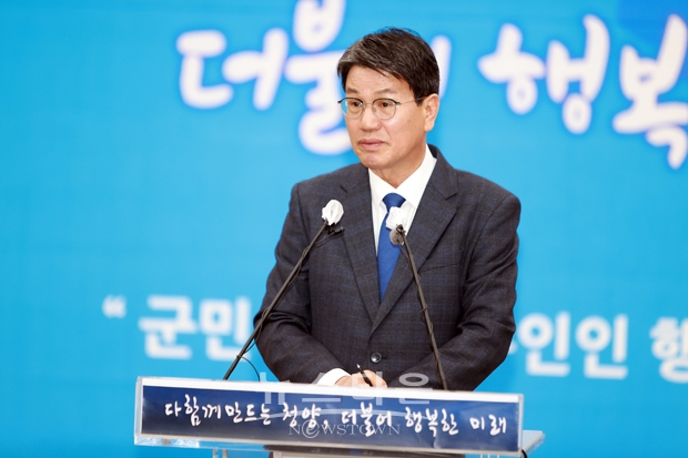김돈곤 청양군수가 4월 25일 오전 10시 청양군청 대회의실에서 4월 정례브리핑을 진행했다. 김 군수는 브리핑에서 “지난 10일부터 21일까지 전화와 온라인으로 노후 거점시설 이전과 관련한 군민 여론조사를 진행했다”면서 “그 결과 터미널 이전이 필요하다는 군민이 77.2%, 공설운동장 이전 등 체육시설 복합화에 찬성한 군민이 71.8%였다”고 밝혔다.