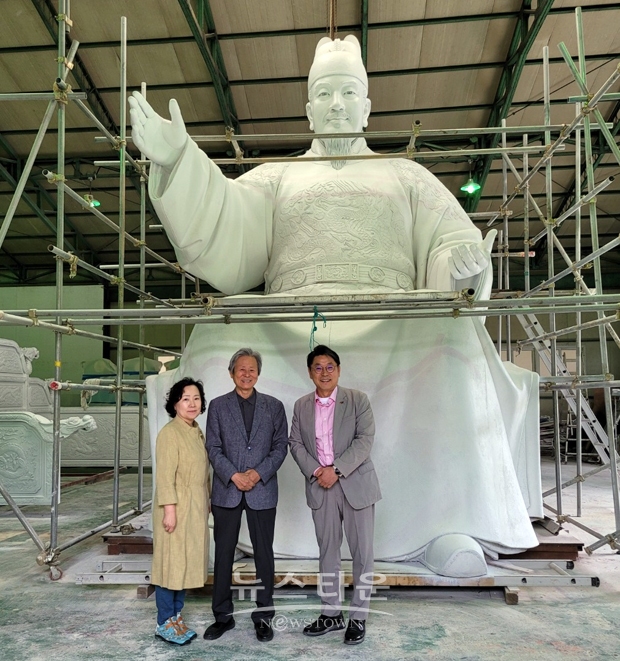 홍태용 김해시장이 4월 26일 한국 조각계의 거장 김영원 작가의 작업실(경기도 광주)을 방문해 ‘김해시립 김영원미술관’ 조성을 논의했다. 김 작가는 지난해 11월 김해시에 대표작 3점을 기증한 데 이어 올 상반기 중 150여점 이상의 작품을 추가 기증하기로 했다.