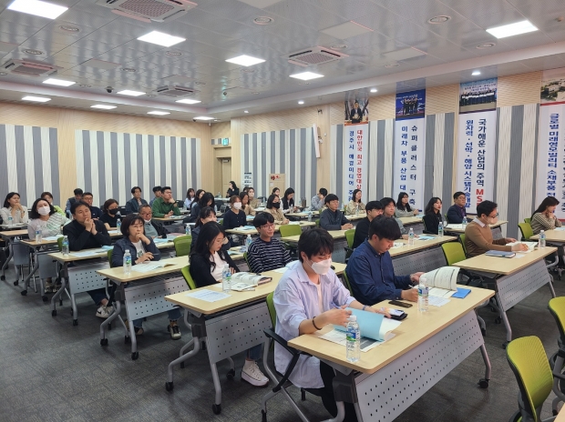 김백헌 강사가 지난 28일 시청 대회의실에서 공유재산 담당 공무원 60명을 대상으로 공유재산 실무교육을 진행하고 있다.