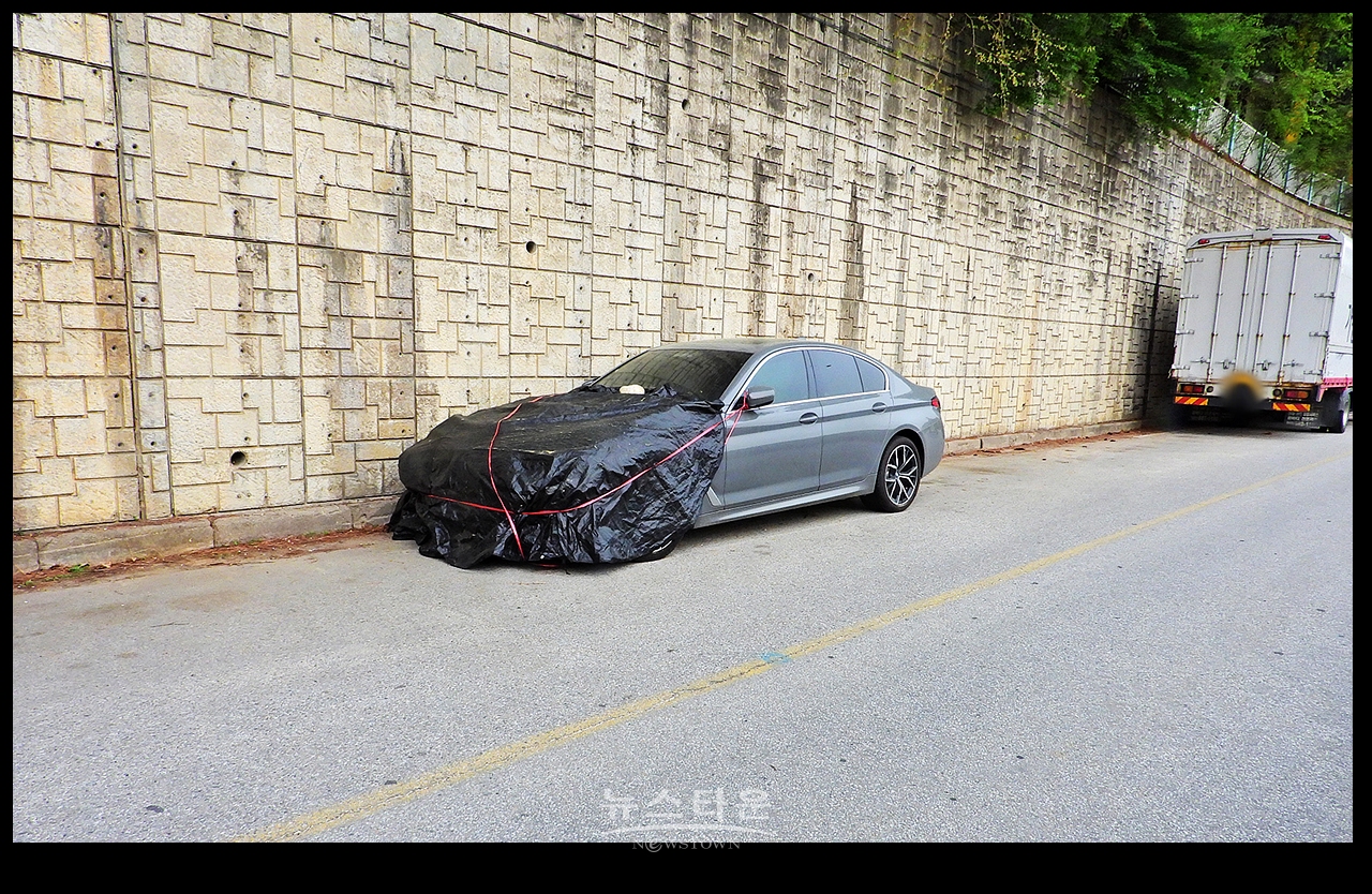 수상한 외제고급승용차 한 달째 뒷골목 도로에 주차