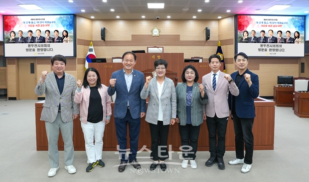 경기도 동두천시의회 의원들이 5월 3일 상호 우호적 관계를 맺고 신청사를 견학하기 위해 아산시의회를 방문했다. 이날 의원들은 본회의장, 상임위원회 회의실, 다목적 회의실 등 신청사 이곳저곳을 둘러봤다.