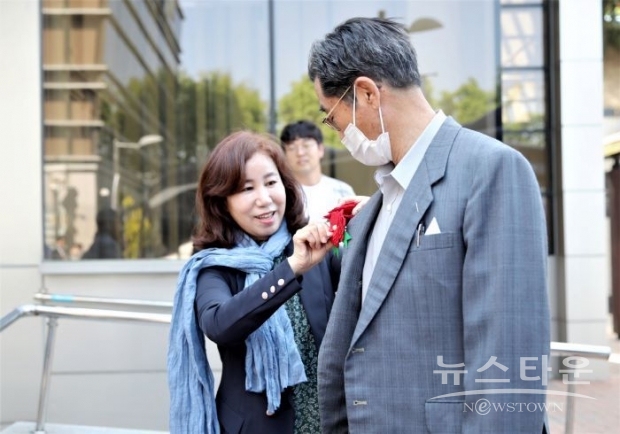  김경희 의장이 3일 어버이의 날을 맞이해 남부노인복지관 회원에게 카네이션 꽃을 달고 있다. /화성시의회<br>