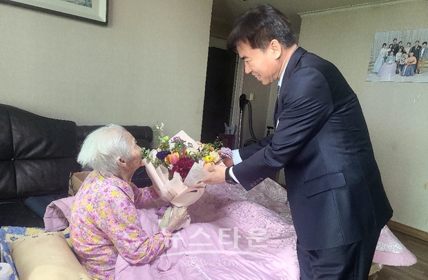 조일교 아산부시장이 지난 5월 3일 아산시 온양1동에 거주하는 갈복순(여, 100세) 어르신 댁을 방문해 장수 축하 인사를 드리며 담소를 나눴다.