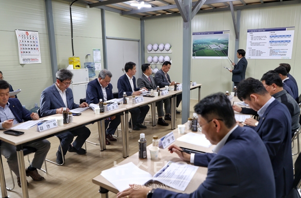 오성환 당진시장이 지난 5월 3일 당진시 고대면 당진포리 일원을 방문해 스마트축산 ICT 시범단지 추진상황을 점검했다. 이날 현장에는 어기구 국회의원과 안병우 농협 축산경제대표도 함께 참석해 추진상황 보고를 청취하고 현장을 시찰했다.