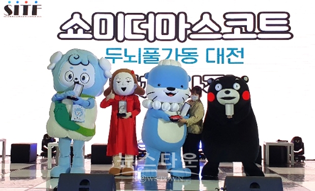 청양군 관광 캐릭터 ‘청양이’(사진/좌측)가 지난 5월 4일부터 7일까지 서울 코엑스 C홀에서 열린 서울 국제관광전에 나가 일본 구마모토현의 ‘쿠마몬’, 경남 진주시의 ‘하모’, 울산 중구의 ‘울산큰애기’와 같은 유명 캐릭터와 나란히 지역의 관광자원을 널리 알렸다.