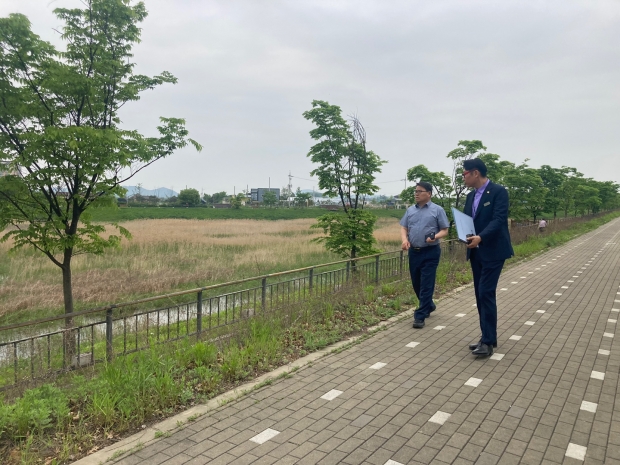 신승호 환경녹지국장이 관내 공원과 녹지를 돌며 현장행정을 실시하고 있다.