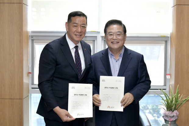 사진 왼쪽부터 최원철 시장, 우동기 위원장