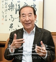 정재호 민족중흥회 회장     <br>약력<br>1930년생靑丘大學(현 영남대학)<br>서라벌 예술대학 문예창작과 수료<br>성균관대학교 대학원 행정학과 연구과정 수료(경영진단사 자격취득)<br>경향신문 주일상주 특파원, 정치부장겸 부국장, 상임논설위원<br>중앙홍보연구소 이사장<br>한국부동산경제신문 회장, 월간 평론지 ‘인사이드 월드’ 회장겸 주필<br>제8대 국회의장 비서실장<br>제9·10대 국회의원(3선의원)