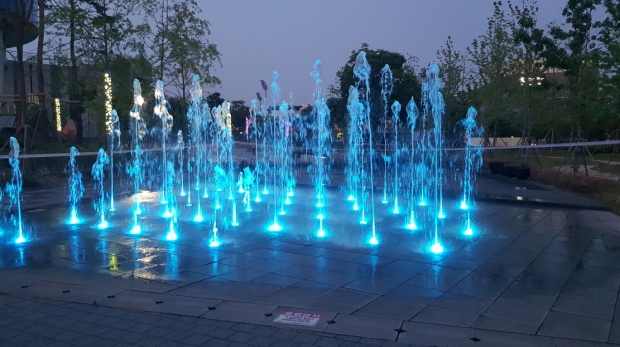 포항시 평생학습원 야외 바닥분수 전경(야간)