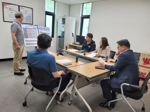 신승호 김포시 환경녹지국장이 김포시 재활용수집소에서 현장행정을 실시했다