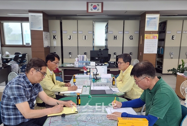 신형근 충주부시장, 구제역 방역 현장 방문(주덕읍사무소)