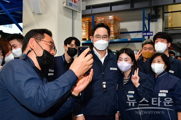 2022년 11월 8일 이재용 삼성전자 회장이 삼성전자로부터 스마트공장 구축 지원을 받은 부산 소재 도금 기업 ‘동아플레이팅’을 방문해 제조 현장을 둘러보고 있다. 삼성전자 제공