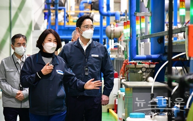 2022년 11월 8일 이재용 삼성전자 회장이 삼성전자로부터 스마트공장 구축 지원을 받은 부산 소재 도금 기업 ‘동아플레이팅’을 방문해 제조 현장을 둘러보고 있다. 삼성전자 제공