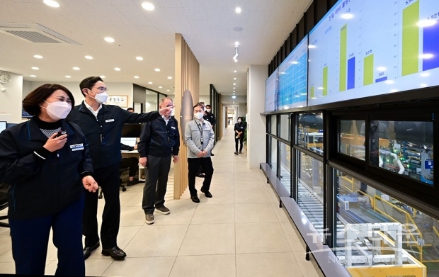 2022년 11월 8일 이재용 삼성전자 회장이 삼성전자로부터 스마트공장 구축 지원을 받은 부산 소재 도금 기업 ‘동아플레이팅’을 방문해 제조 현장을 둘러보고 있다. 삼성전자 제공