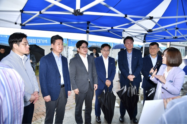 좌로부터 오병권 경기도 행정1부지사, 한창섭 행정안전부 차관, 김병수 김포시장, 오승환 한국수자원공사 한강유역본부장, 우달식 수자원환경산업진흥(주)사장, 김정경 한국수자원공사 아라뱃길지사장