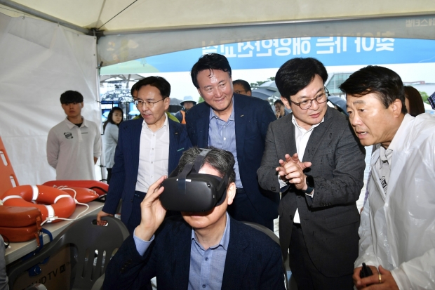 27일 한창섭 행정안전부 차관이 제7회 김포시 아라마린페스티벌 현장을 방문하여 김병수 시장과 해양안전 VR체험을 하고 있다.