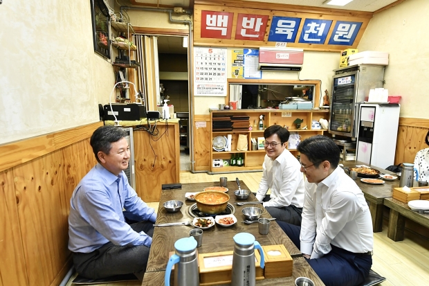 27일 한창섭 행정안전부 차관, 오병권 경기도 행정1부지사, 김병수 시장이 김포시 착한가격업소를 방문해 격려하고 환담을 나누고 있다